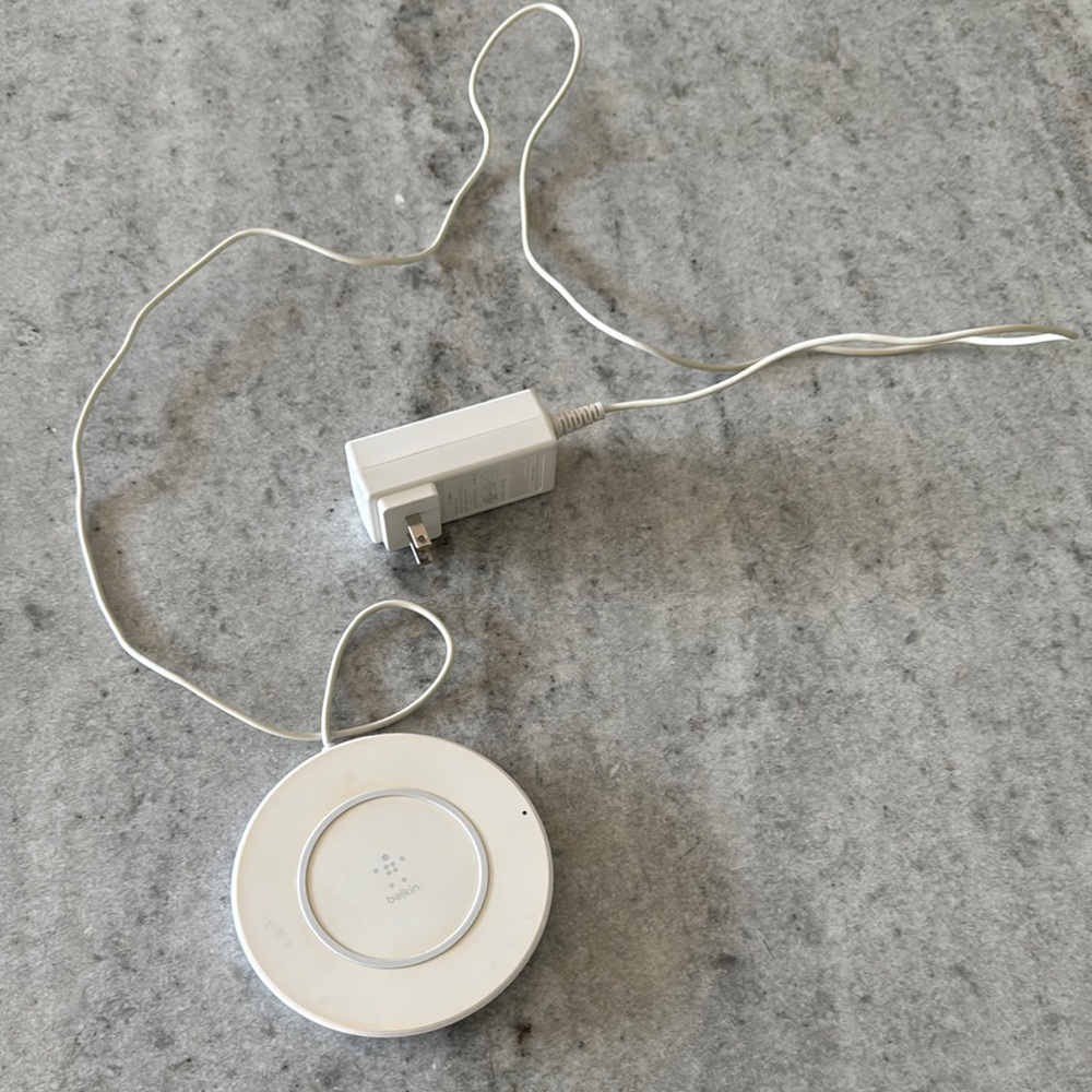 Belkin White Wireless Charger with Adapter